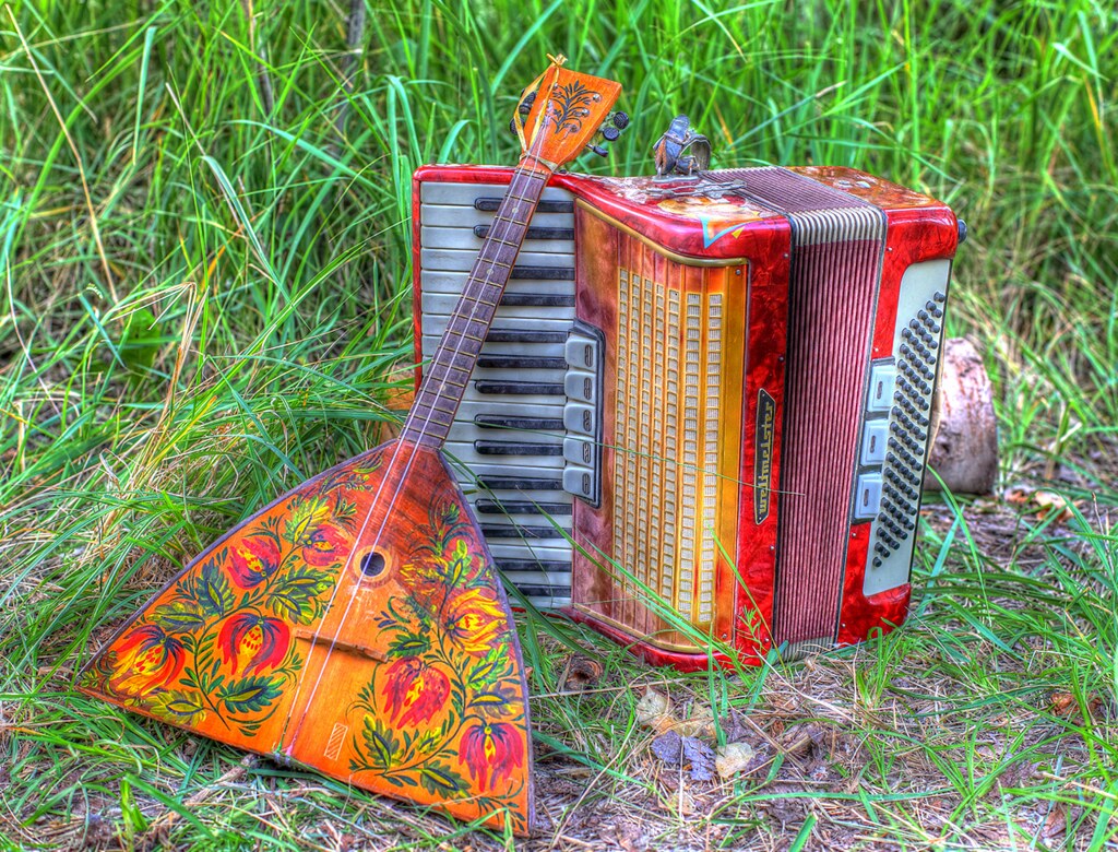 Ausstellungsraum mit Gitarren und Klavier im Musikhaus Resonanz Instrumente